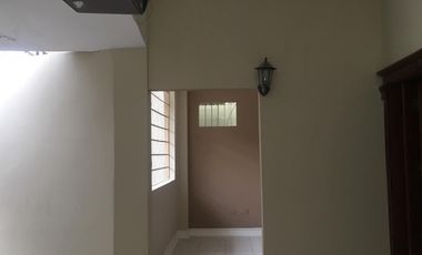 CASA EN ALQUILER CON USO DE SUELO COMERCIAL EN KENNEDY NORTE