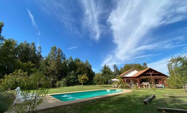 Se vende solida y amplia casa en Sagrada Familia, 5 piezas 2 baños, Curicó