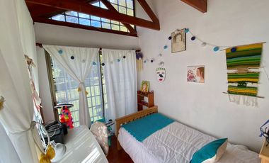 Se vende solida y amplia casa en Sagrada Familia, 5 piezas 2 baños, Curicó