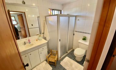 Se vende solida y amplia casa en Sagrada Familia, 5 piezas 2 baños, Curicó