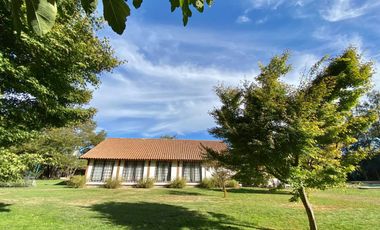 Se vende solida y amplia casa en Sagrada Familia, 5 piezas 2 baños, Curicó