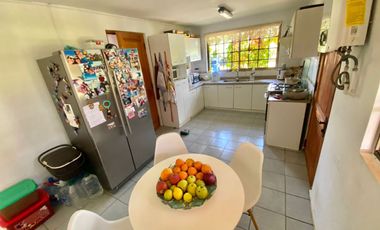 Se vende solida y amplia casa en Sagrada Familia, 5 piezas 2 baños, Curicó