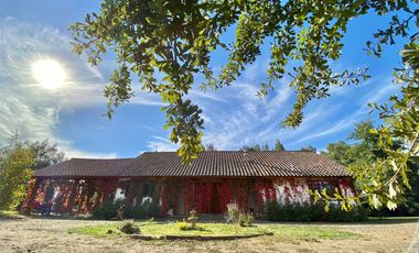 Se vende solida y amplia casa en Sagrada Familia, 5 piezas 2 baños, Curicó