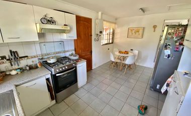Se vende solida y amplia casa en Sagrada Familia, 5 piezas 2 baños, Curicó