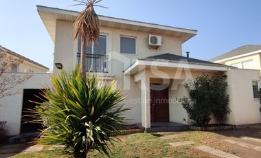 Hermosa casa con gran terreno en Altos del Parque, Peñalolén