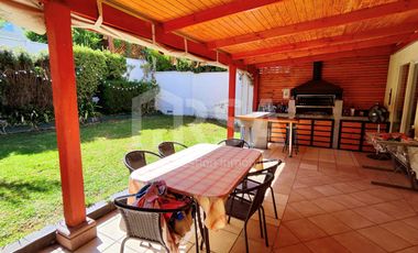 Hermosa casa con gran terreno en Altos del Parque, Peñalolén