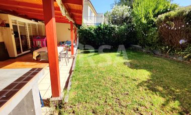 Hermosa casa con gran terreno en Altos del Parque, Peñalolén