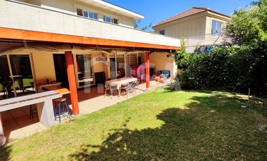 Hermosa casa con gran terreno en Altos del Parque, Peñalolén