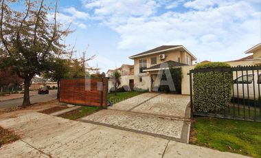 Hermosa casa con gran terreno en Altos del Parque, Peñalolén
