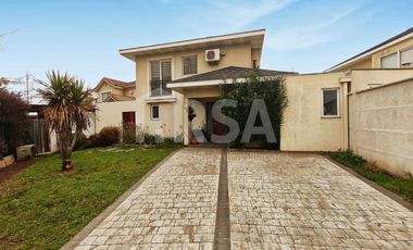 Hermosa casa con gran terreno en Altos del Parque, Peñalolén