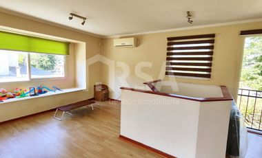 Hermosa casa con gran terreno en Altos del Parque, Peñalolén