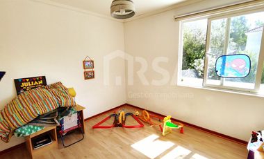 Hermosa casa con gran terreno en Altos del Parque, Peñalolén