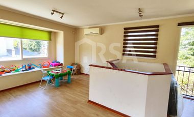 Hermosa casa con gran terreno en Altos del Parque, Peñalolén