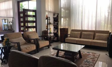 House & Lot with 5 doors commercial, 6 doors apartment and a vacant lot