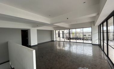 Spacious 3 Bedroom Penthouse with Roofdeck