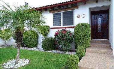 Casa de un nivel, tres recamaras con baño cada una, chimenea, amplio jardín y árboles frutales Juriquilla