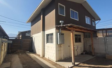 Casa de 2 Pisos con Excelentes Terminaciones y Patio en Comuna de La Cruz