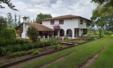Quinta en Yaruquí con amplia casa, piscina, cancha de fútbol, jardines, árboles frutales, 2 reservorios