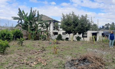 CHECA, vendo terreno 800m, con casa y local comercial, servicios básicos