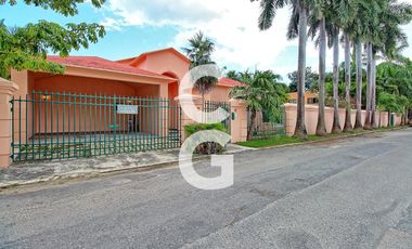 Casa en Renta en Cancún en Residencial Alamos I con Alberca y Jardin