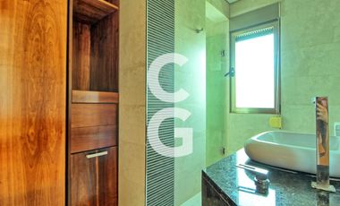 Casa en Venta en Cancun en Residencial Lagos del Sol Frente al Lago con 6 Rec