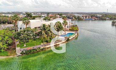 Casa en Venta en Cancun en Residencial Lagos del Sol Frente al Lago con 6 Rec