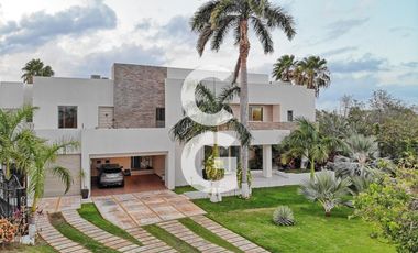 Casa en Venta en Cancun en Residencial Lagos del Sol Frente al Lago con 6 Rec