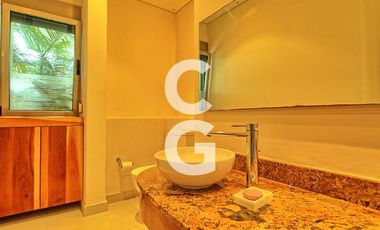 Casa en Venta en Cancun en Residencial Lagos del Sol Frente al Lago con 6 Rec