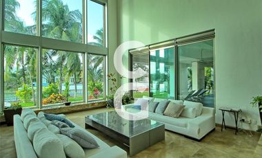 Casa en Venta en Cancun en Residencial Lagos del Sol Frente al Lago con 6 Rec