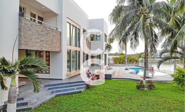 Casa en Venta en Cancun en Residencial Lagos del Sol Frente al Lago con 6 Rec