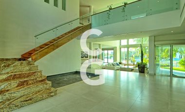 Casa en Venta en Cancun en Residencial Lagos del Sol Frente al Lago con 6 Rec