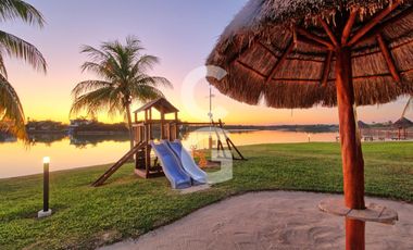 Casa en Venta en Cancun en Residencial Lagos del Sol Frente al Lago con 6 Rec