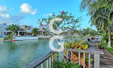 Casa en Venta en Cancun en Residencial Lagos del Sol Frente al Lago con 6 Rec