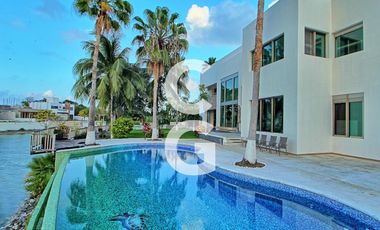 Casa en Venta en Cancun en Residencial Lagos del Sol Frente al Lago con 6 Rec