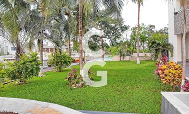 Casa en Venta en Cancun en Residencial Lagos del Sol Frente al Lago con 6 Rec