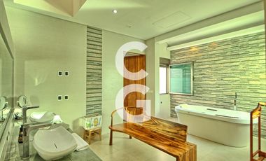 Casa en Venta en Cancun en Residencial Lagos del Sol Frente al Lago con 6 Rec