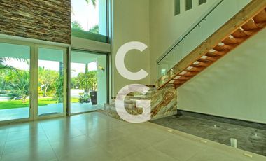 Casa en Venta en Cancun en Residencial Lagos del Sol Frente al Lago con 6 Rec