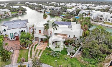 Casa en Venta en Cancun en Residencial Lagos del Sol Frente al Lago con 6 Rec