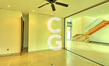 Casa en Venta en Cancun en Residencial Lagos del Sol Frente al Lago con 6 Rec