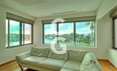 Casa en Venta en Cancun en Residencial Lagos del Sol Frente al Lago con 6 Rec