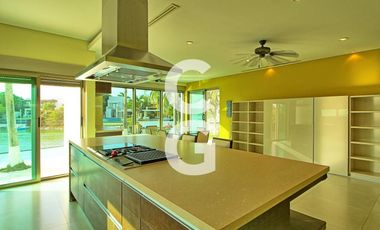 Casa en Venta en Cancun en Residencial Lagos del Sol Frente al Lago con 6 Rec
