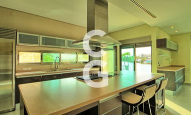 Casa en Venta en Cancun en Residencial Lagos del Sol Frente al Lago con 6 Rec