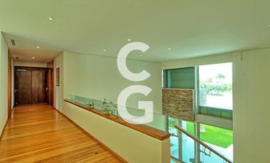 Casa en Venta en Cancun en Residencial Lagos del Sol Frente al Lago con 6 Rec