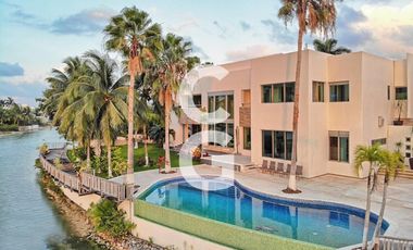 Casa en Venta en Cancun en Residencial Lagos del Sol Frente al Lago con 6 Rec