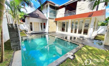 FREEHOLD 3 BEDROOM VILLA IN THE COMPOUND IN PADANG LINJONG CANGGU