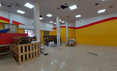 Alquilo local comercial en Garzota - local más bodegas con puerta independiente