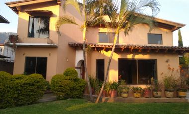 Se vende bonita y amplia casa, ideal para hospedaje, se encuentra ubicado a solo 3 calles del centro de Tepoztlán, Morelos.