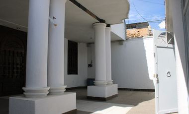 Amplia residencia en Col. Aviación (junto a Jardín Real)