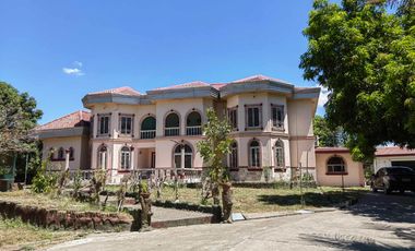 5 Bedroom Moroccan-American Large House in Castillejos, Zambales