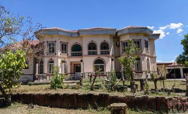 5 Bedroom Moroccan-American Large House in Castillejos, Zambales